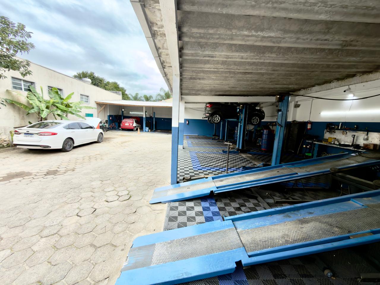 Área interna e pátio da Ingleses Auto Center